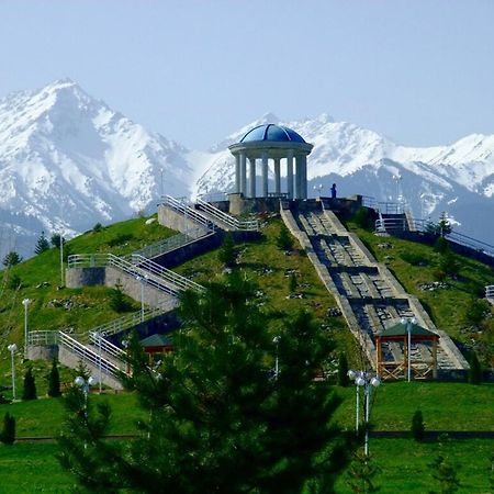 Апартаменты На Улице Розыбакиева, 275-2 Alma-Ata Buitenkant foto